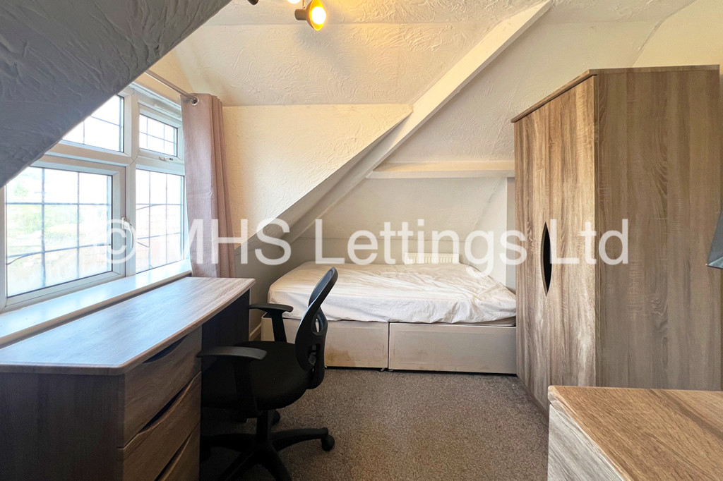 Photo of 6 Bedroom Semi-Detached House in 26 Greyshiels Avenue, Leeds, LS6 3DR