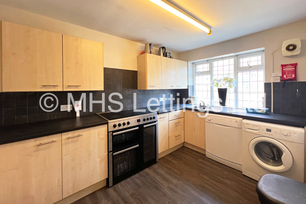 Photo of 6 Bedroom Semi-Detached House in 26 Greyshiels Avenue, Leeds, LS6 3DR