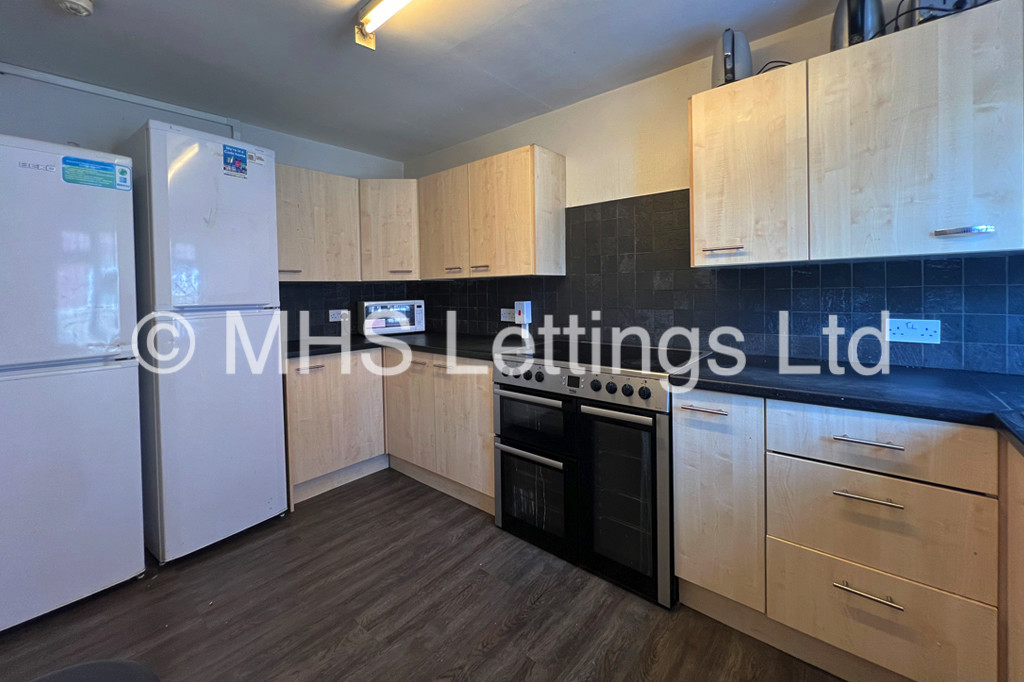 Photo of 6 Bedroom Semi-Detached House in 26 Greyshiels Avenue, Leeds, LS6 3DR