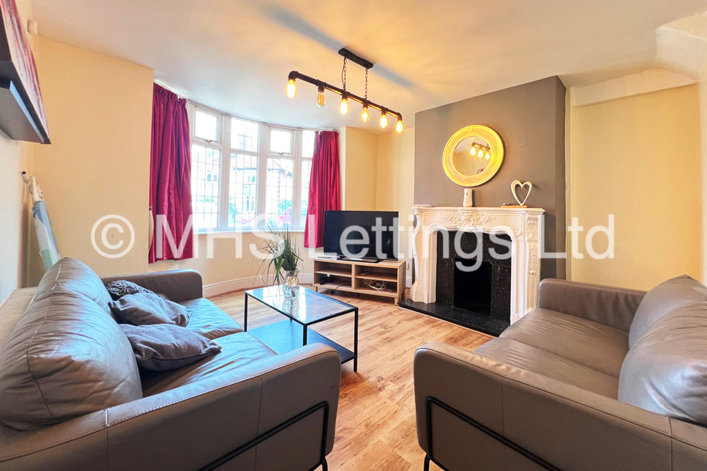 Photo of 6 Bedroom Semi-Detached House in 26 Greyshiels Avenue, Leeds, LS6 3DR
