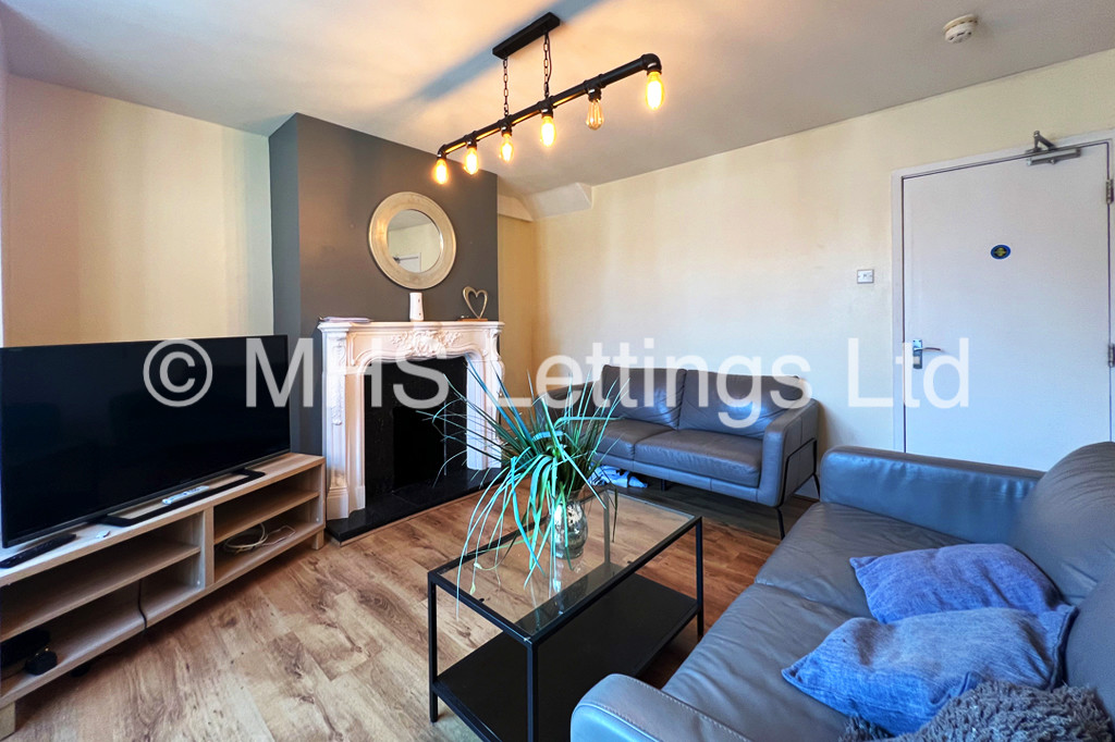 Photo of 6 Bedroom Semi-Detached House in 26 Greyshiels Avenue, Leeds, LS6 3DR