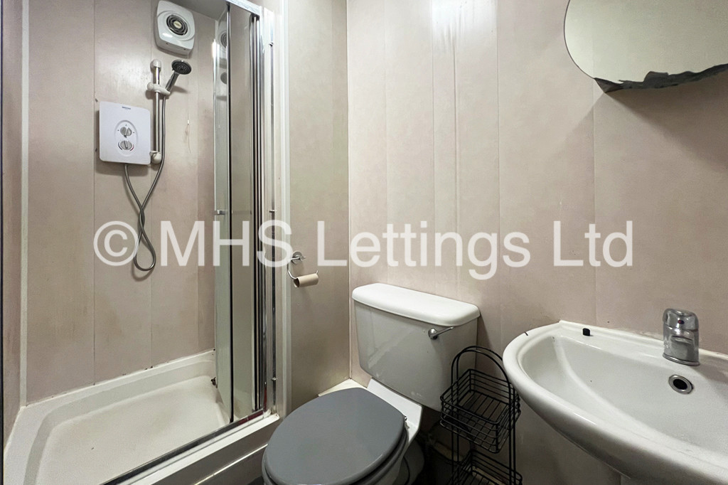 Photo of 6 Bedroom Semi-Detached House in 26 Greyshiels Avenue, Leeds, LS6 3DR