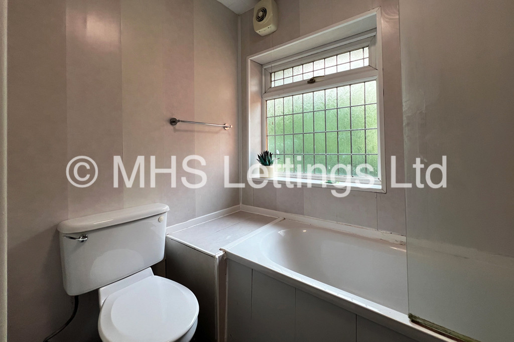 Photo of 6 Bedroom Semi-Detached House in 26 Greyshiels Avenue, Leeds, LS6 3DR