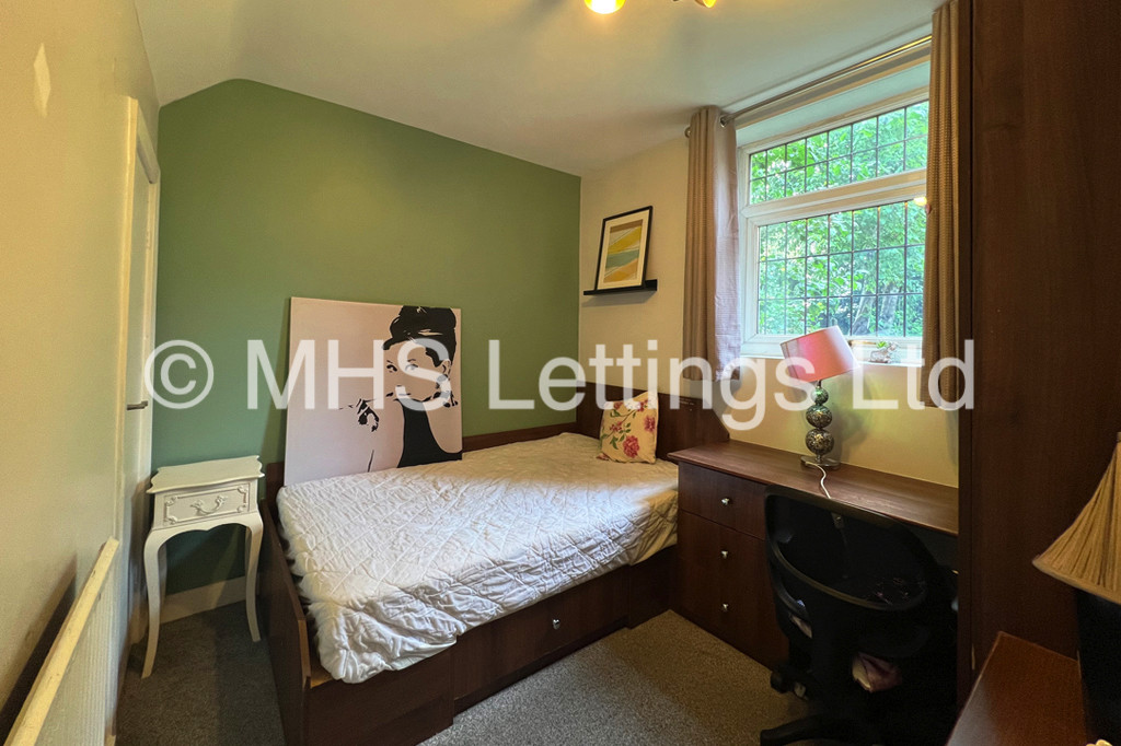 Photo of 6 Bedroom Semi-Detached House in 26 Greyshiels Avenue, Leeds, LS6 3DR
