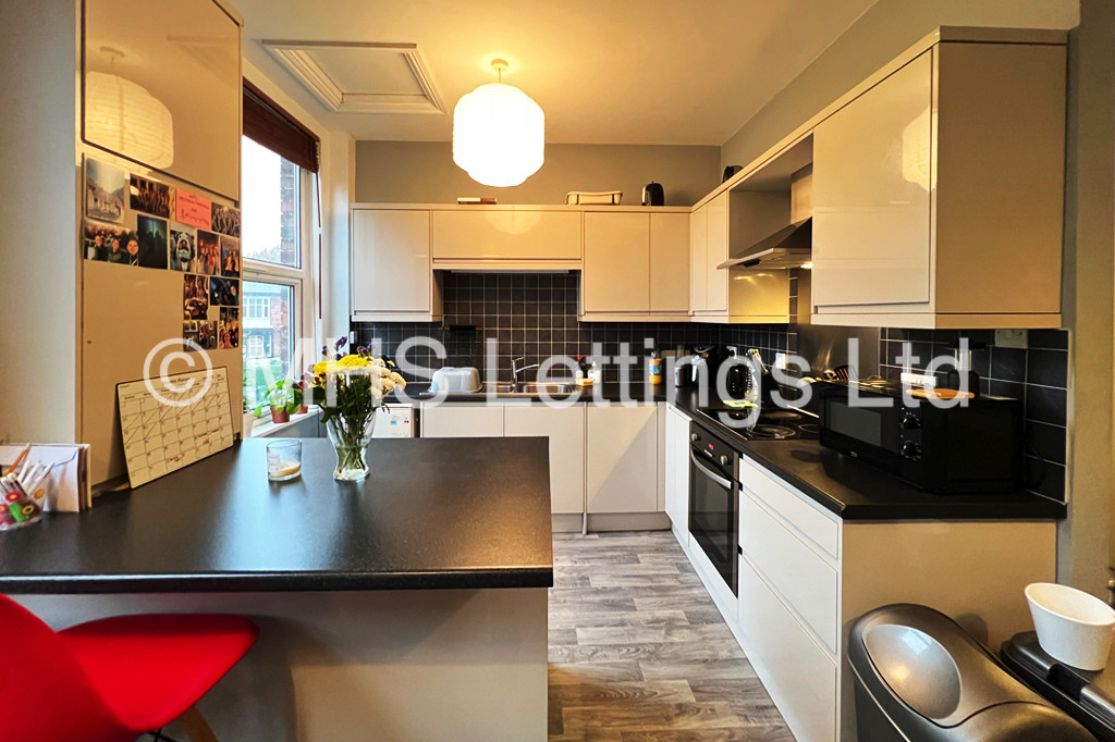 Photo of 2 Bedroom Flat in Flat 3, 7 Midland Road, Leeds, LS6 1BQ