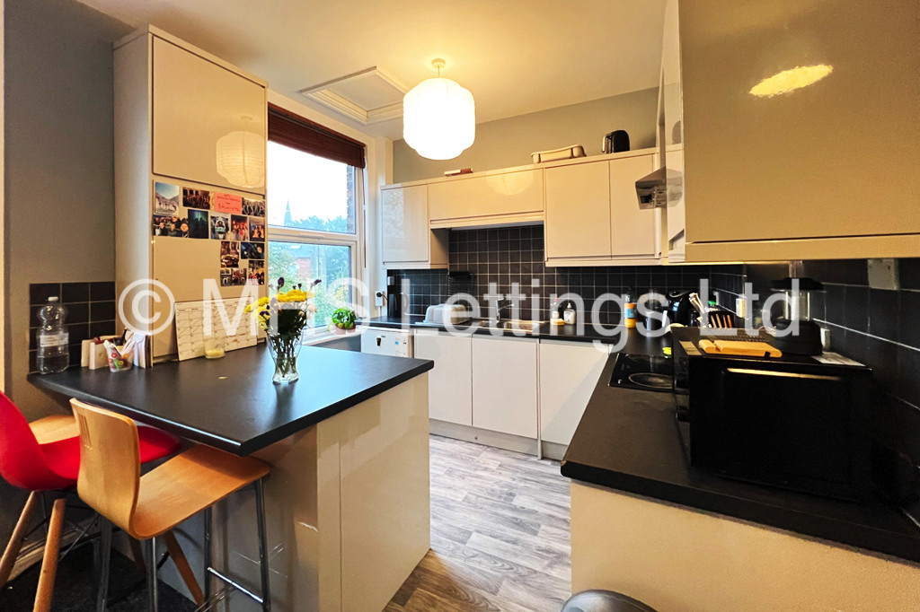 Photo of 2 Bedroom Flat in Flat 3, 7 Midland Road, Leeds, LS6 1BQ
