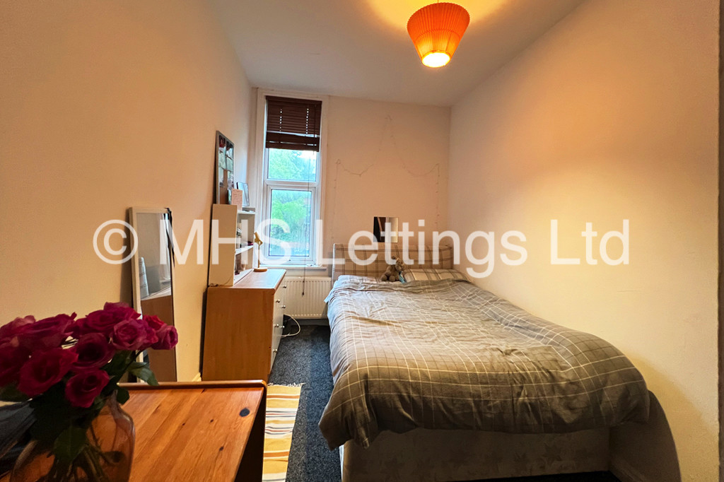 Photo of 2 Bedroom Flat in Flat 3, 7 Midland Road, Leeds, LS6 1BQ