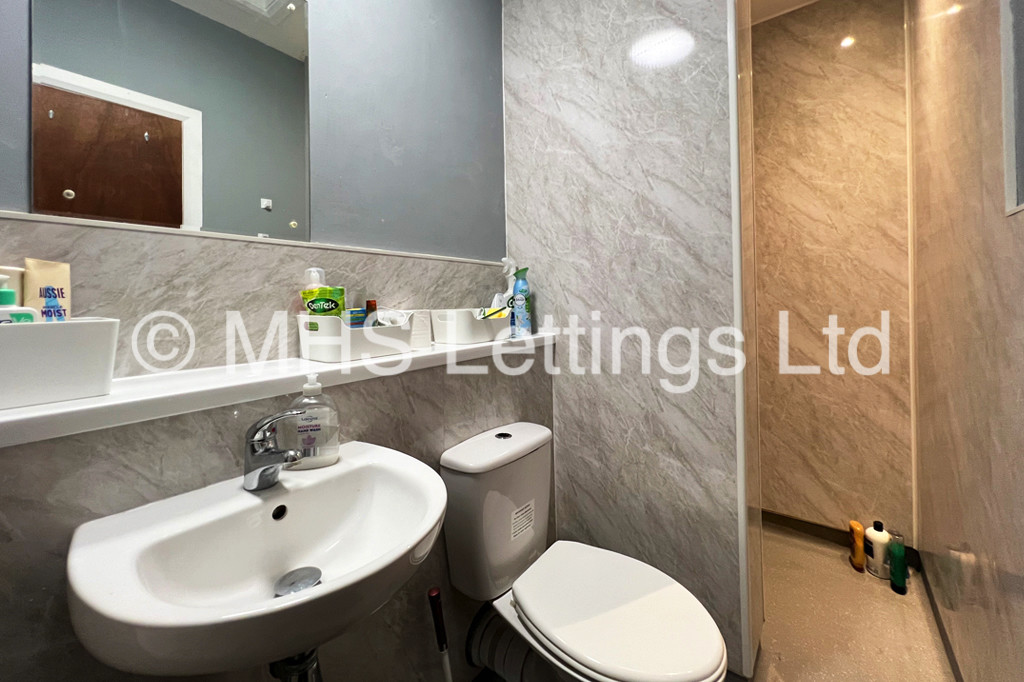 Photo of 2 Bedroom Flat in Flat 3, 7 Midland Road, Leeds, LS6 1BQ