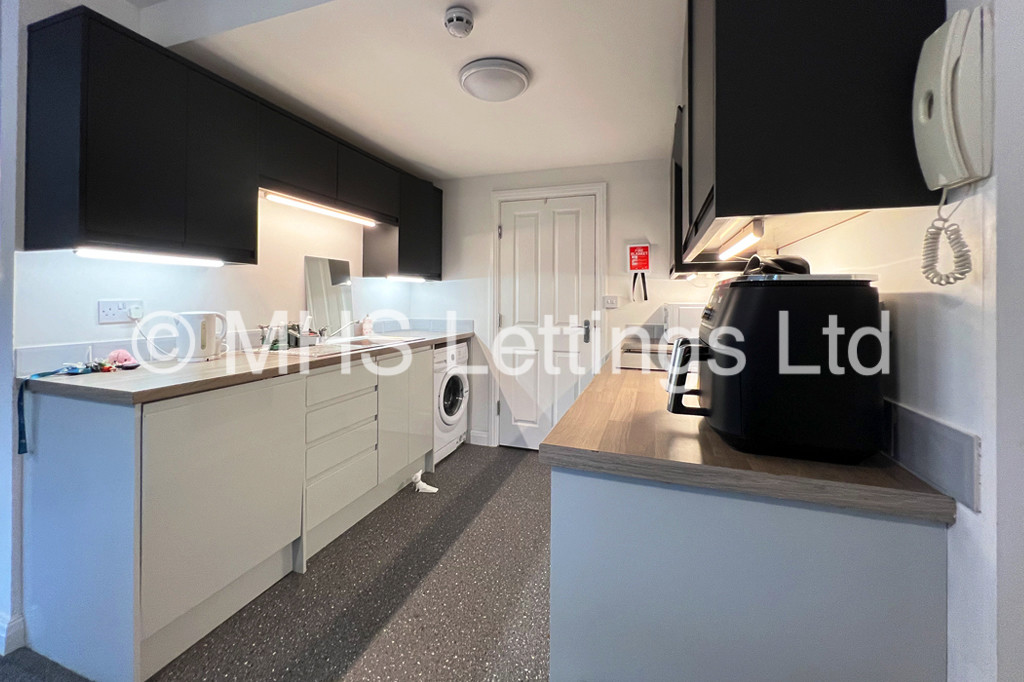 Photo of 2 Bedroom Penthouse in Flat 3, 239 Hyde Park Road, Leeds, LS6 1AG
