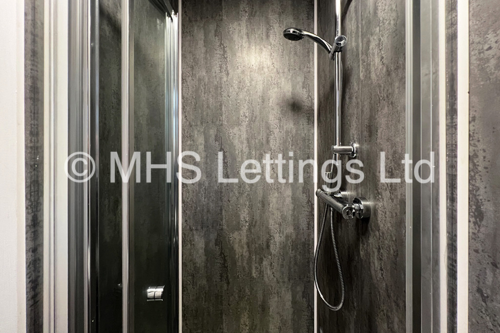 Photo of 2 Bedroom Penthouse in Flat 3, 239 Hyde Park Road, Leeds, LS6 1AG