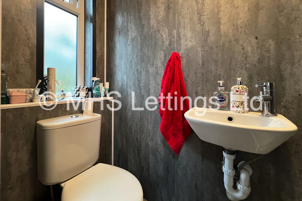 Photo of 2 Bedroom Penthouse in Flat 3, 239 Hyde Park Road, Leeds, LS6 1AG