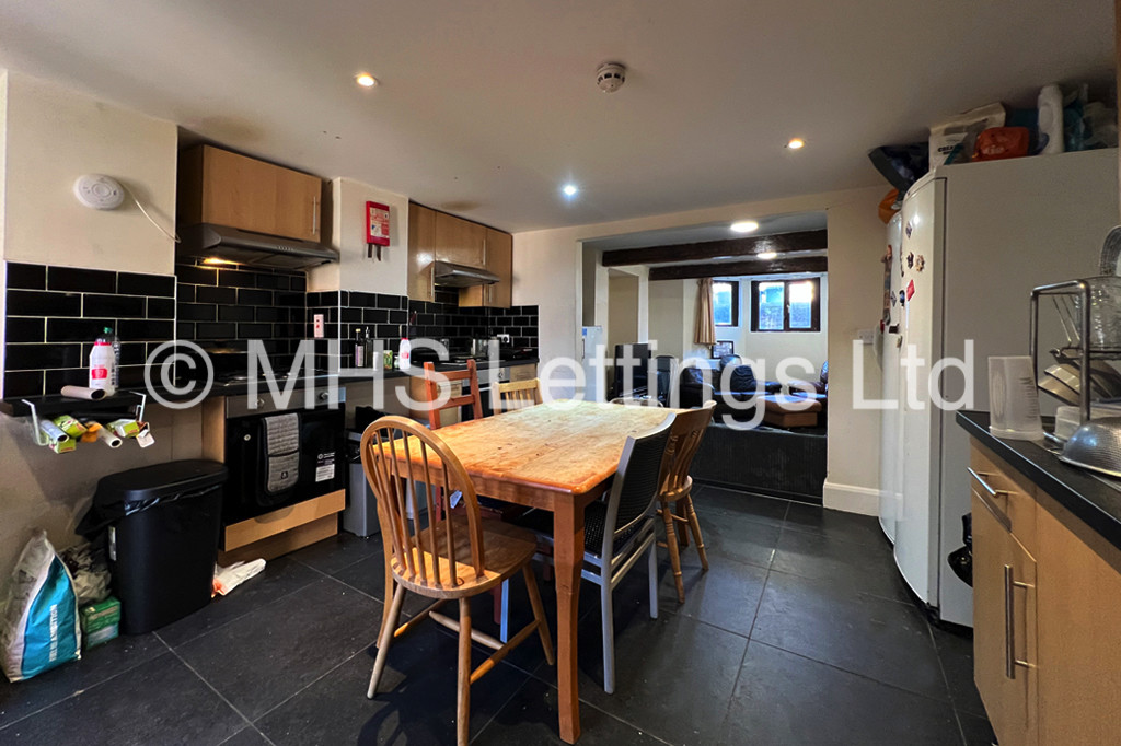 Photo of 9 Bedroom Mid Terraced House in 20 Regent Park Avenue, Leeds, LS6 2AU