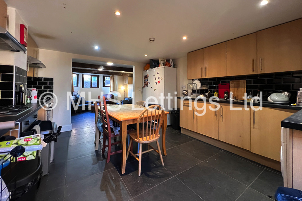 Photo of 9 Bedroom Mid Terraced House in 20 Regent Park Avenue, Leeds, LS6 2AU
