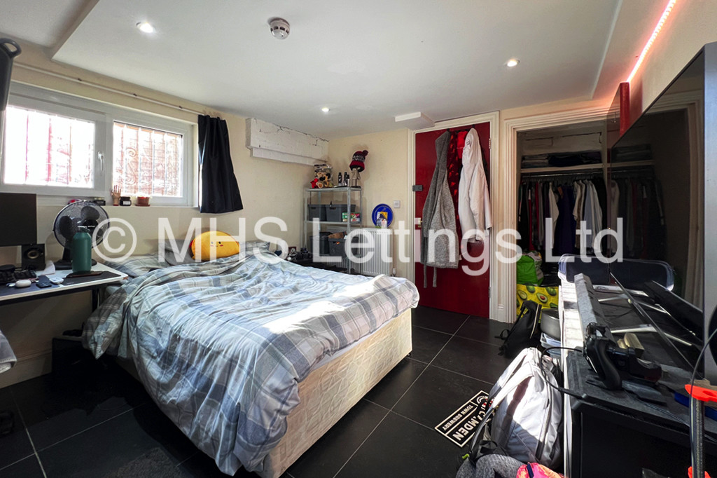 Photo of 9 Bedroom Mid Terraced House in 20 Regent Park Avenue, Leeds, LS6 2AU