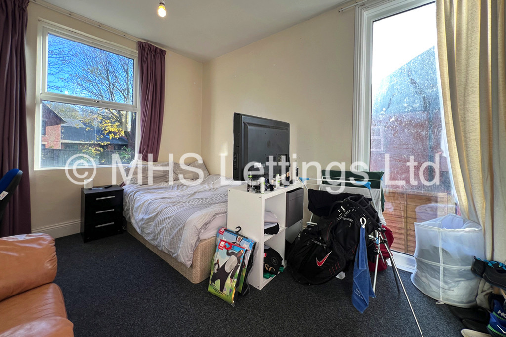 Photo of 9 Bedroom Mid Terraced House in 20 Regent Park Avenue, Leeds, LS6 2AU