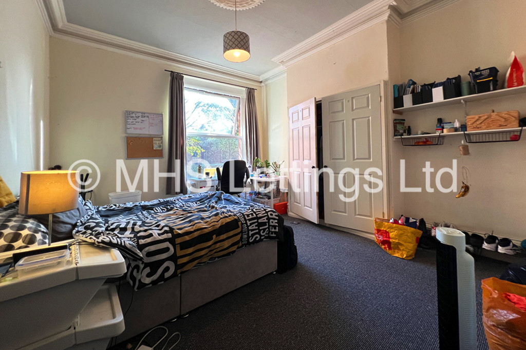 Photo of 9 Bedroom Mid Terraced House in 20 Regent Park Avenue, Leeds, LS6 2AU