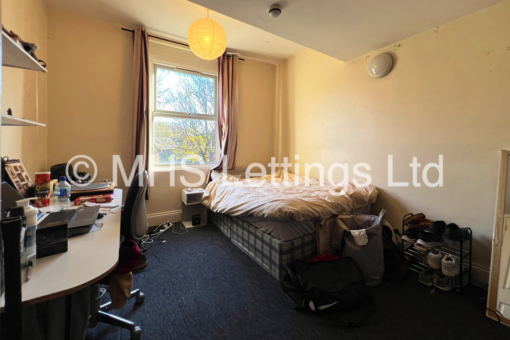 Photo of 9 Bedroom Mid Terraced House in 20 Regent Park Avenue, Leeds, LS6 2AU