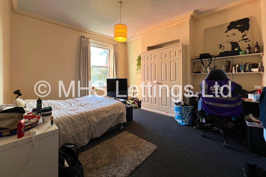 Photo of 9 Bedroom Mid Terraced House in 20 Regent Park Avenue, Leeds, LS6 2AU