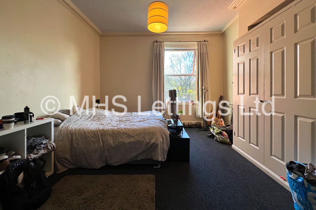 Photo of 9 Bedroom Mid Terraced House in 20 Regent Park Avenue, Leeds, LS6 2AU