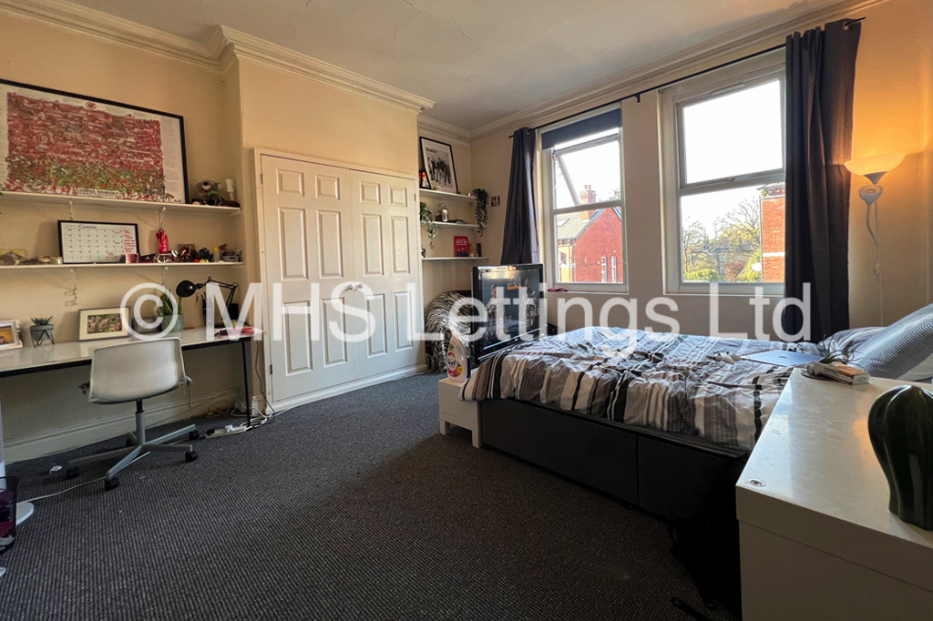 Photo of 9 Bedroom Mid Terraced House in 20 Regent Park Avenue, Leeds, LS6 2AU
