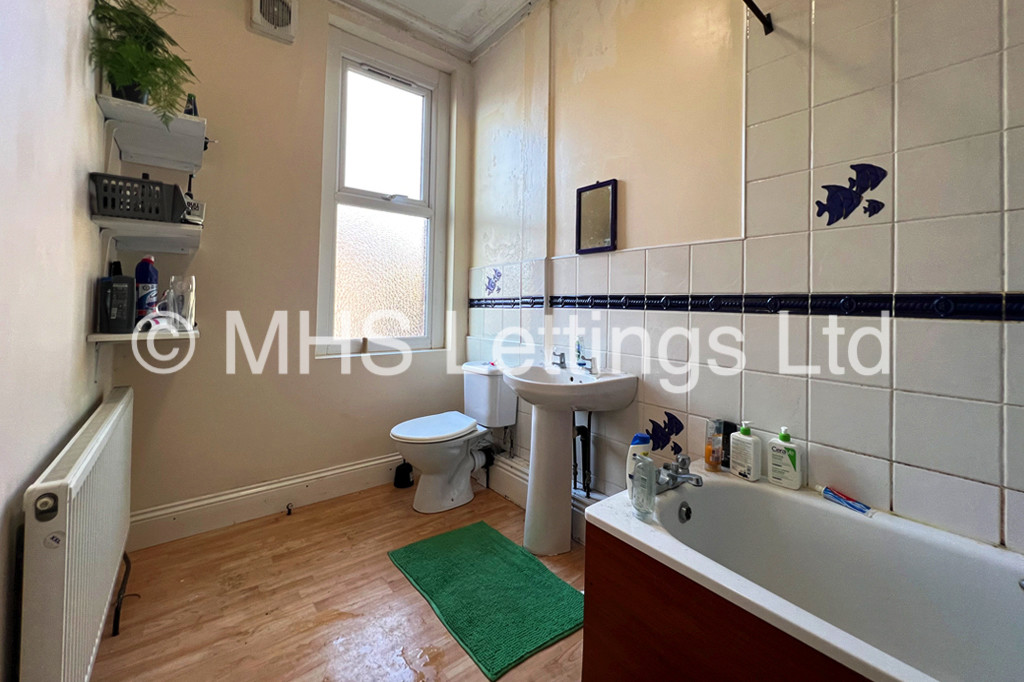 Photo of 9 Bedroom Mid Terraced House in 20 Regent Park Avenue, Leeds, LS6 2AU