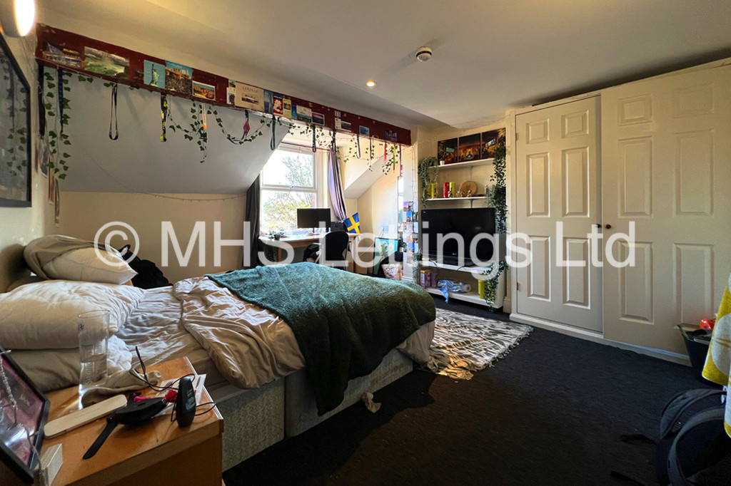 Photo of 9 Bedroom Mid Terraced House in 20 Regent Park Avenue, Leeds, LS6 2AU