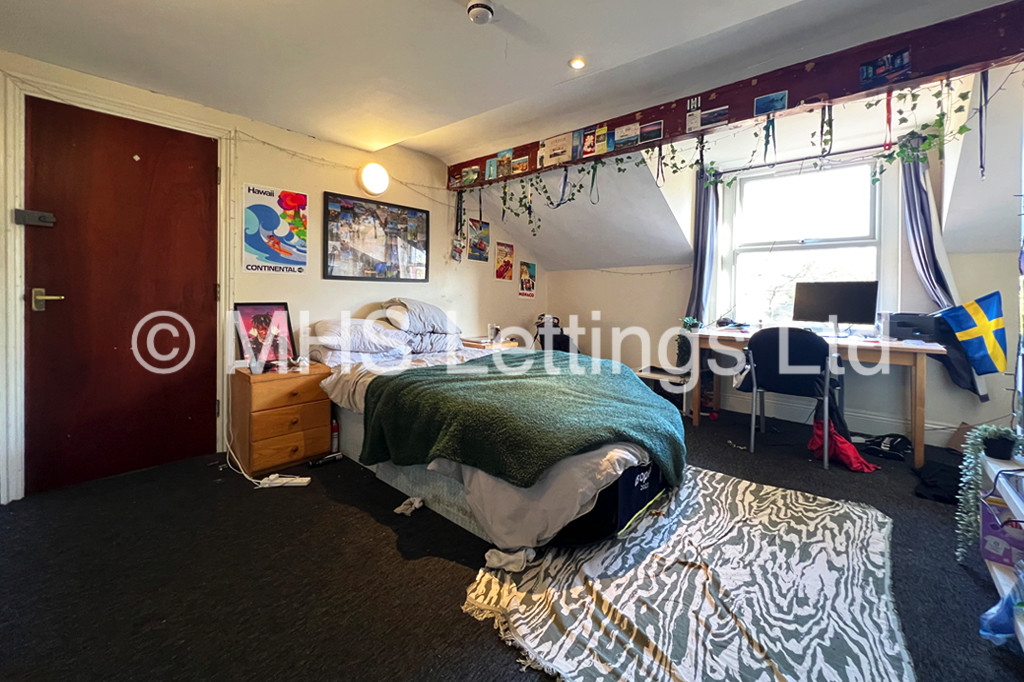 Photo of 9 Bedroom Mid Terraced House in 20 Regent Park Avenue, Leeds, LS6 2AU