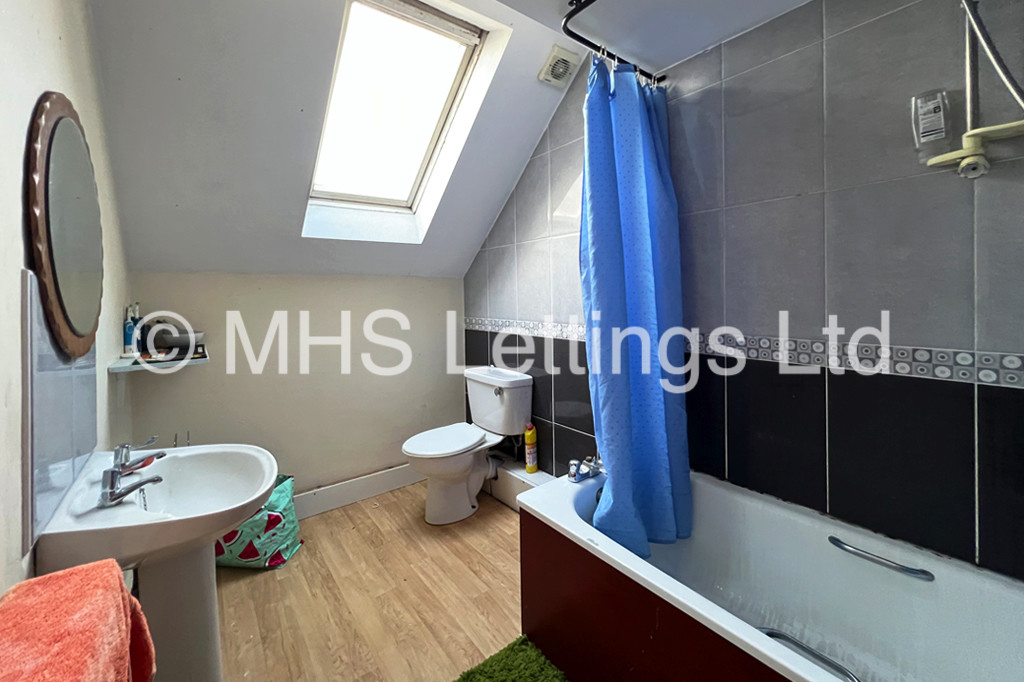 Photo of 9 Bedroom Mid Terraced House in 20 Regent Park Avenue, Leeds, LS6 2AU