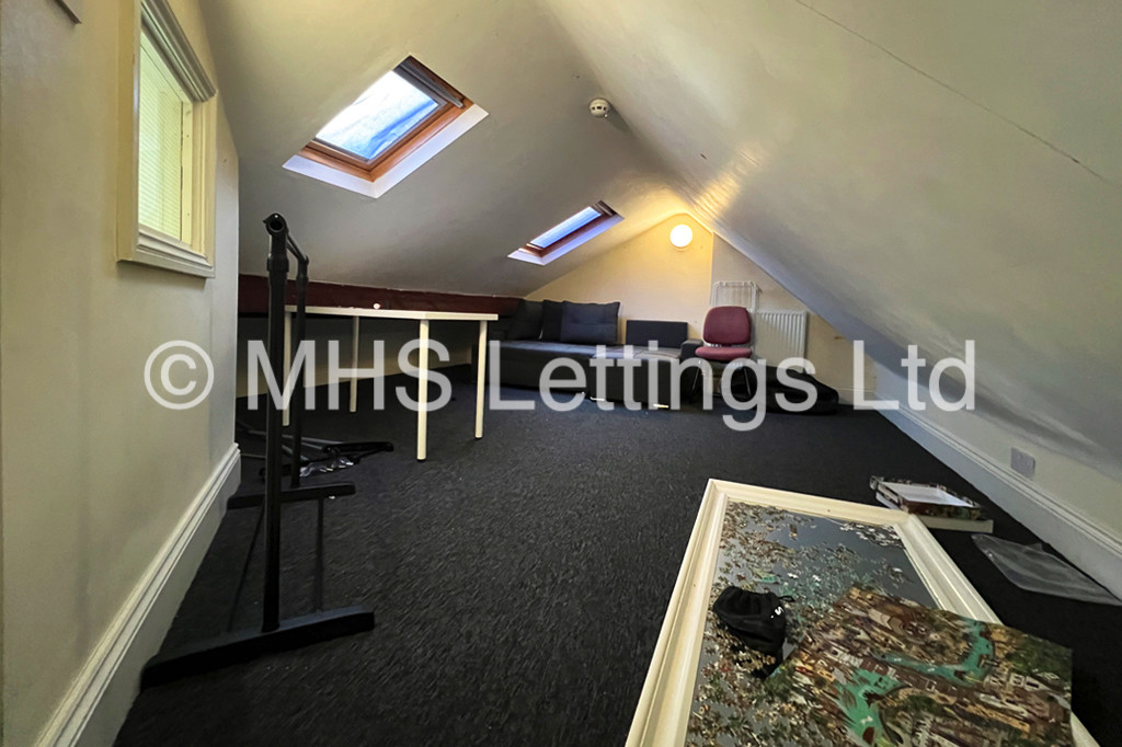 Photo of 9 Bedroom Mid Terraced House in 20 Regent Park Avenue, Leeds, LS6 2AU
