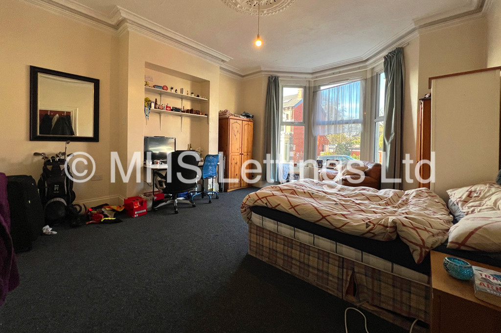 Photo of 9 Bedroom Mid Terraced House in 20 Regent Park Avenue, Leeds, LS6 2AU