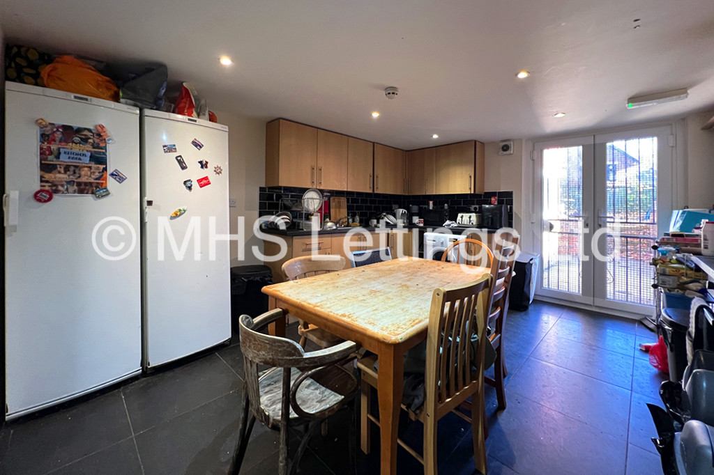 Photo of 9 Bedroom Mid Terraced House in 20 Regent Park Avenue, Leeds, LS6 2AU