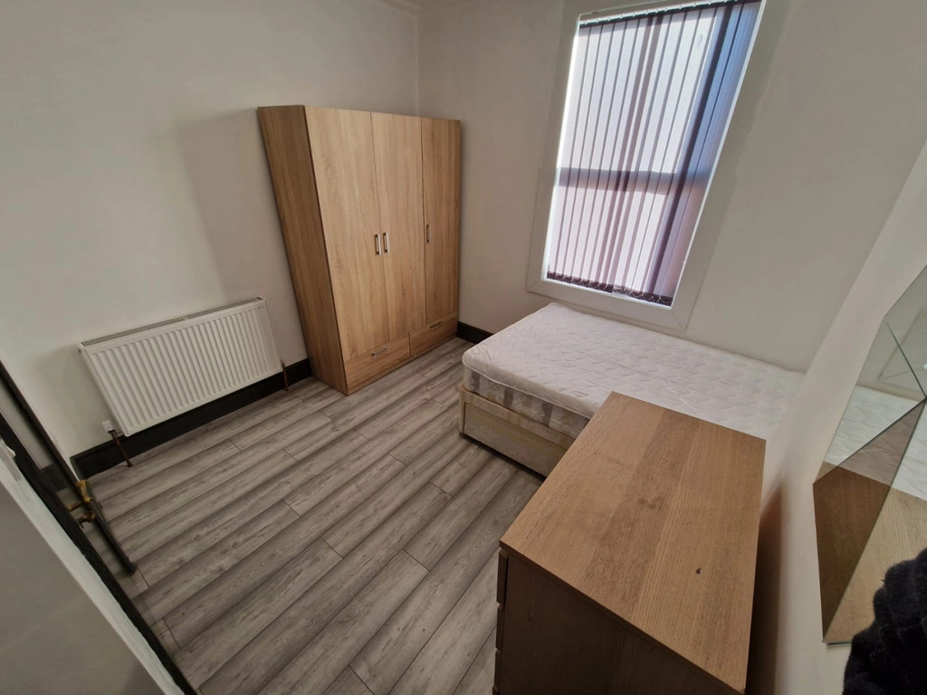 Photo of 8 Bedroom Mid Terraced House in 121 Brudenell Road, Leeds, LS6 1JD