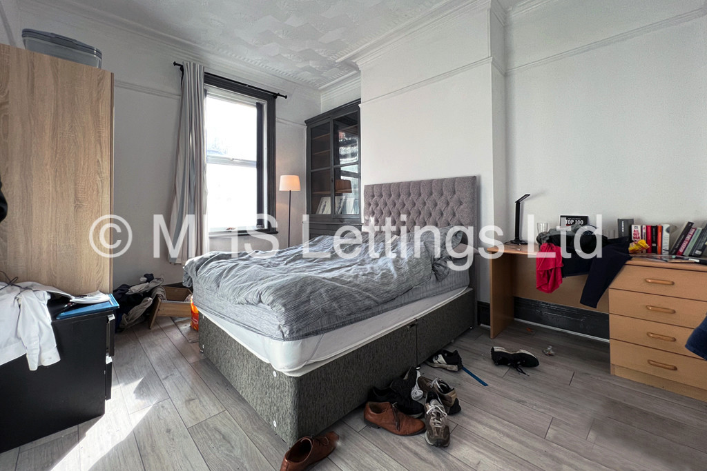 Photo of 8 Bedroom Mid Terraced House in 121 Brudenell Road, Leeds, LS6 1JD