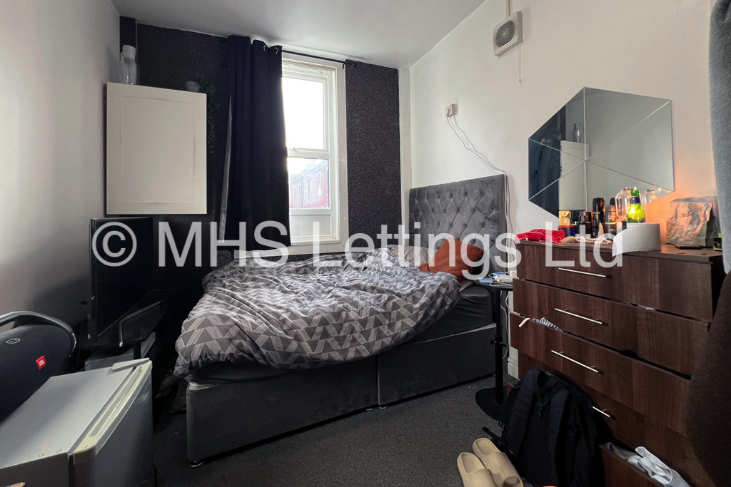Photo of 8 Bedroom Mid Terraced House in 121 Brudenell Road, Leeds, LS6 1JD