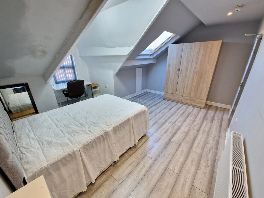 Photo of 8 Bedroom Mid Terraced House in 121 Brudenell Road, Leeds, LS6 1JD