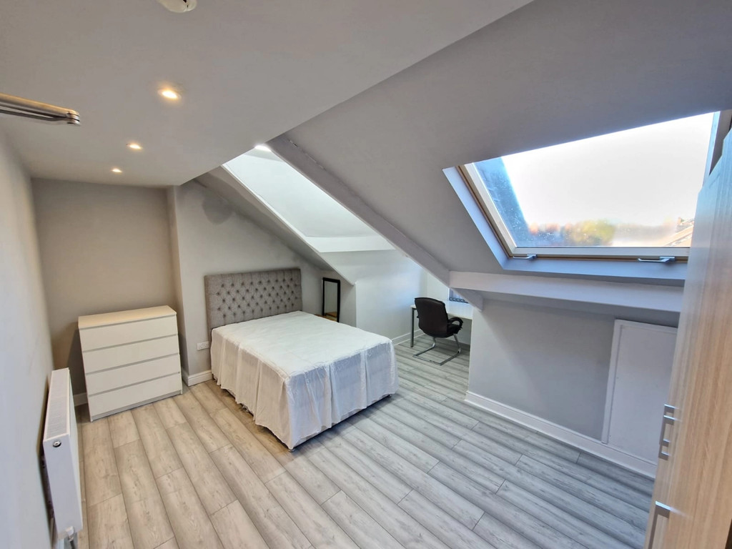Photo of 8 Bedroom Mid Terraced House in 121 Brudenell Road, Leeds, LS6 1JD