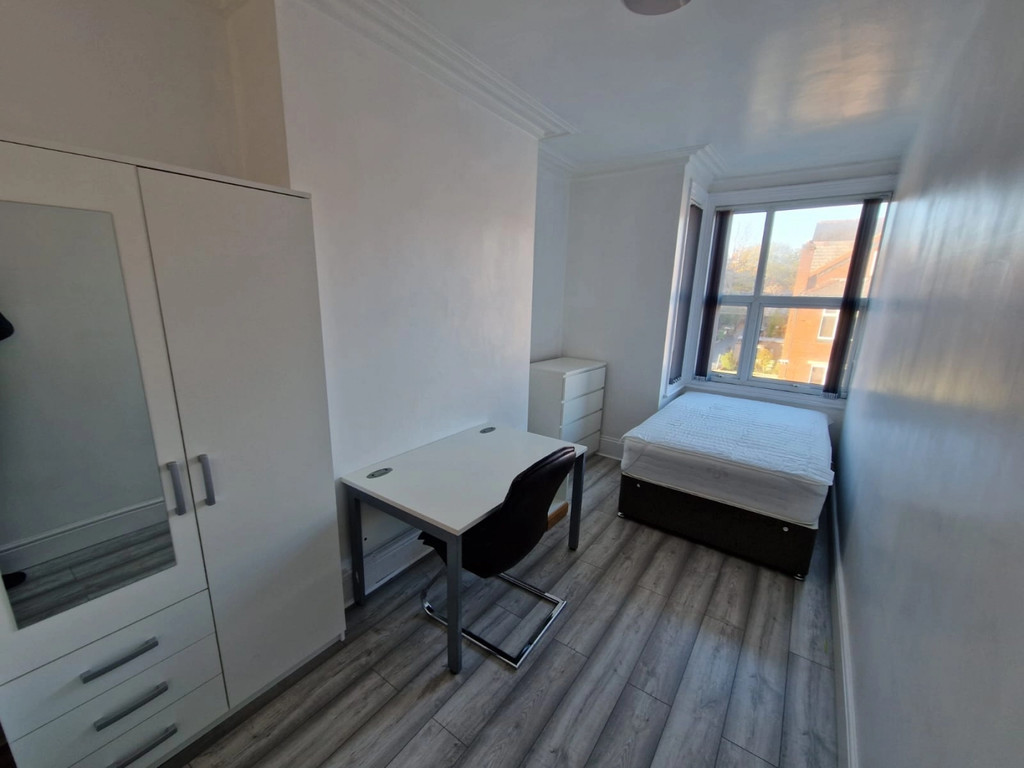 Photo of 8 Bedroom Mid Terraced House in 121 Brudenell Road, Leeds, LS6 1JD
