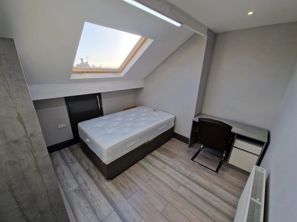 Photo of 8 Bedroom Mid Terraced House in 121 Brudenell Road, Leeds, LS6 1JD