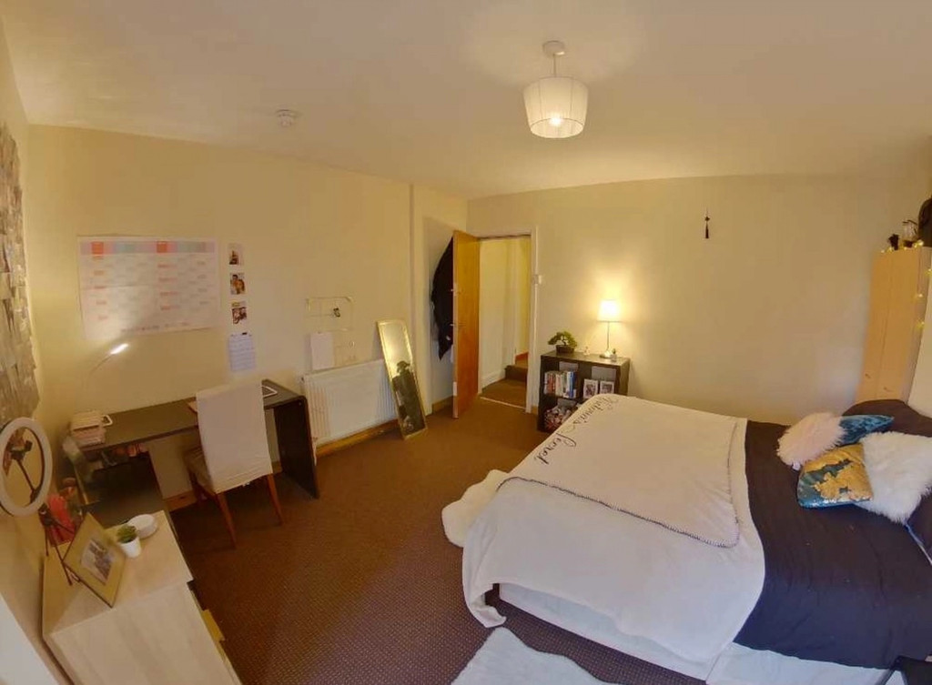 Photo of 6 Bedroom Mid Terraced House in 76 Queens Road, Leeds, LS6 1HU