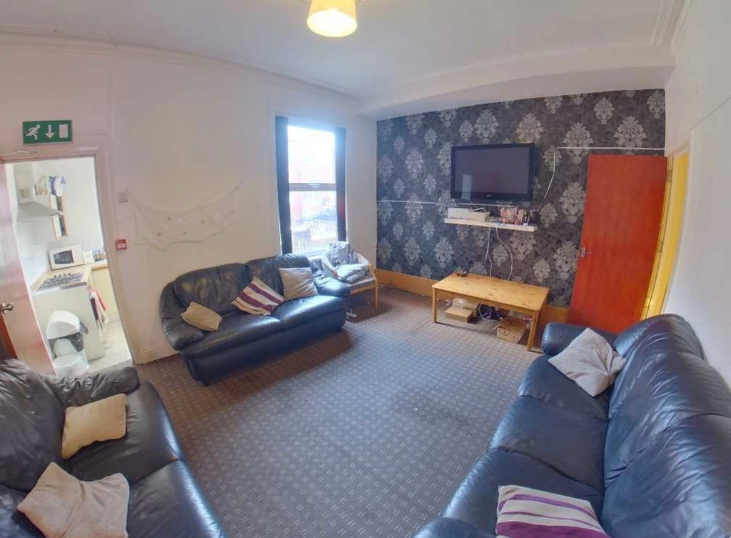 Photo of 6 Bedroom Mid Terraced House in 76 Queens Road, Leeds, LS6 1HU