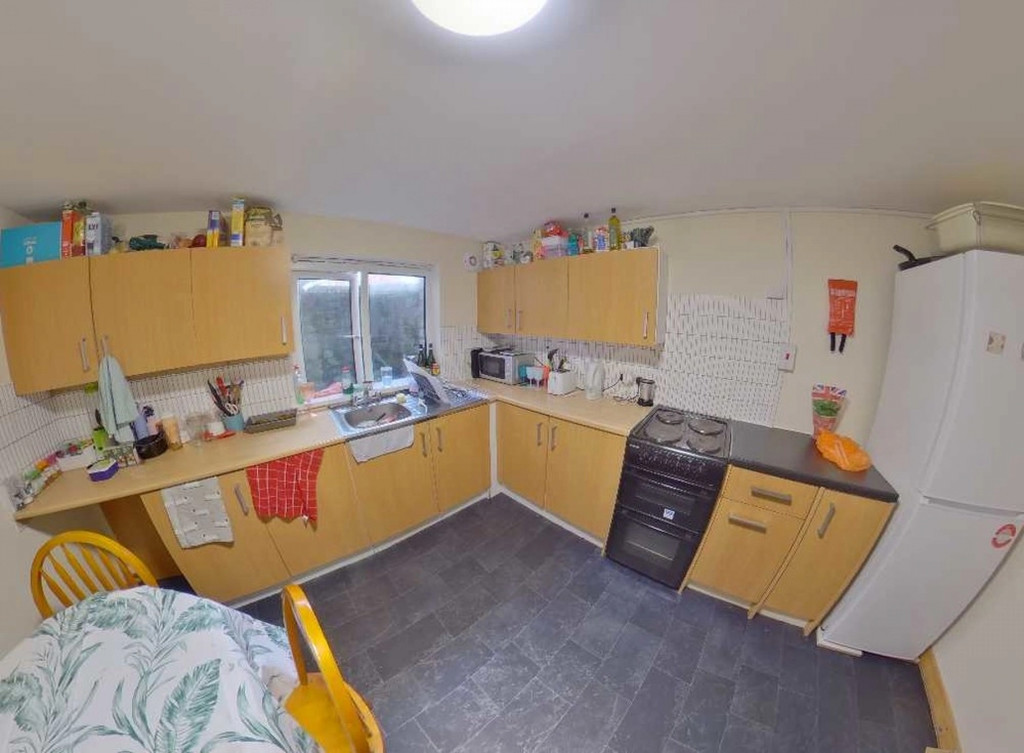 Photo of 6 Bedroom Mid Terraced House in 76 Queens Road, Leeds, LS6 1HU