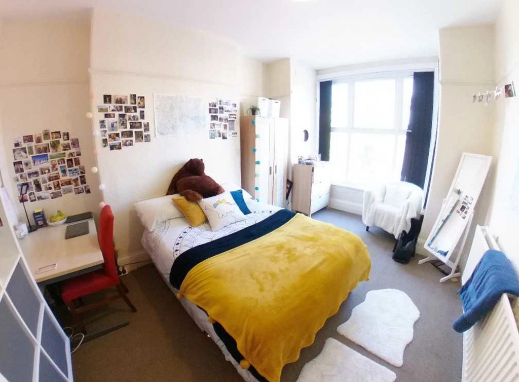 Photo of 6 Bedroom Mid Terraced House in 76 Queens Road, Leeds, LS6 1HU