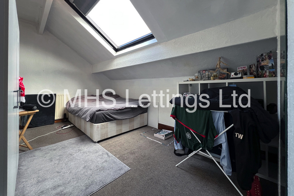 Photo of 6 Bedroom Mid Terraced House in 76 Queens Road, Leeds, LS6 1HU