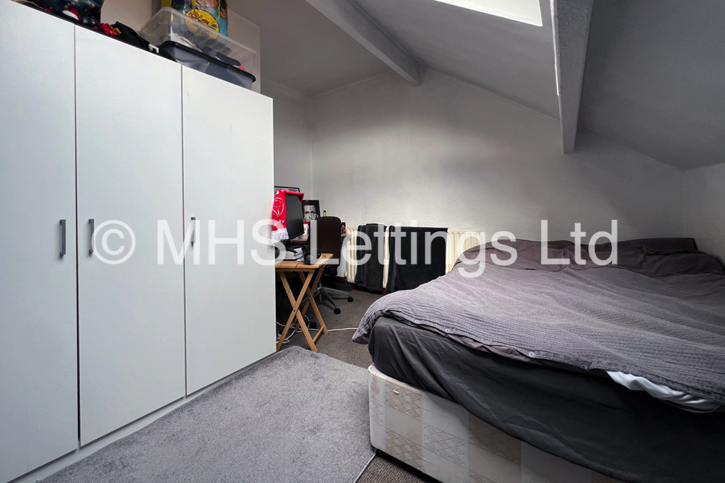 Photo of 6 Bedroom Mid Terraced House in 76 Queens Road, Leeds, LS6 1HU