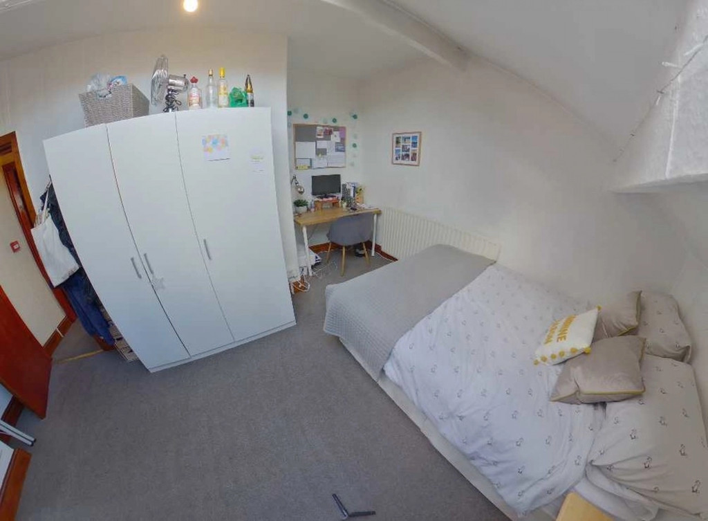 Photo of 6 Bedroom Mid Terraced House in 76 Queens Road, Leeds, LS6 1HU
