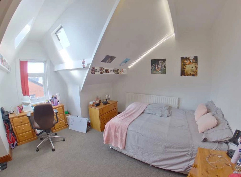 Photo of 6 Bedroom Mid Terraced House in 76 Queens Road, Leeds, LS6 1HU
