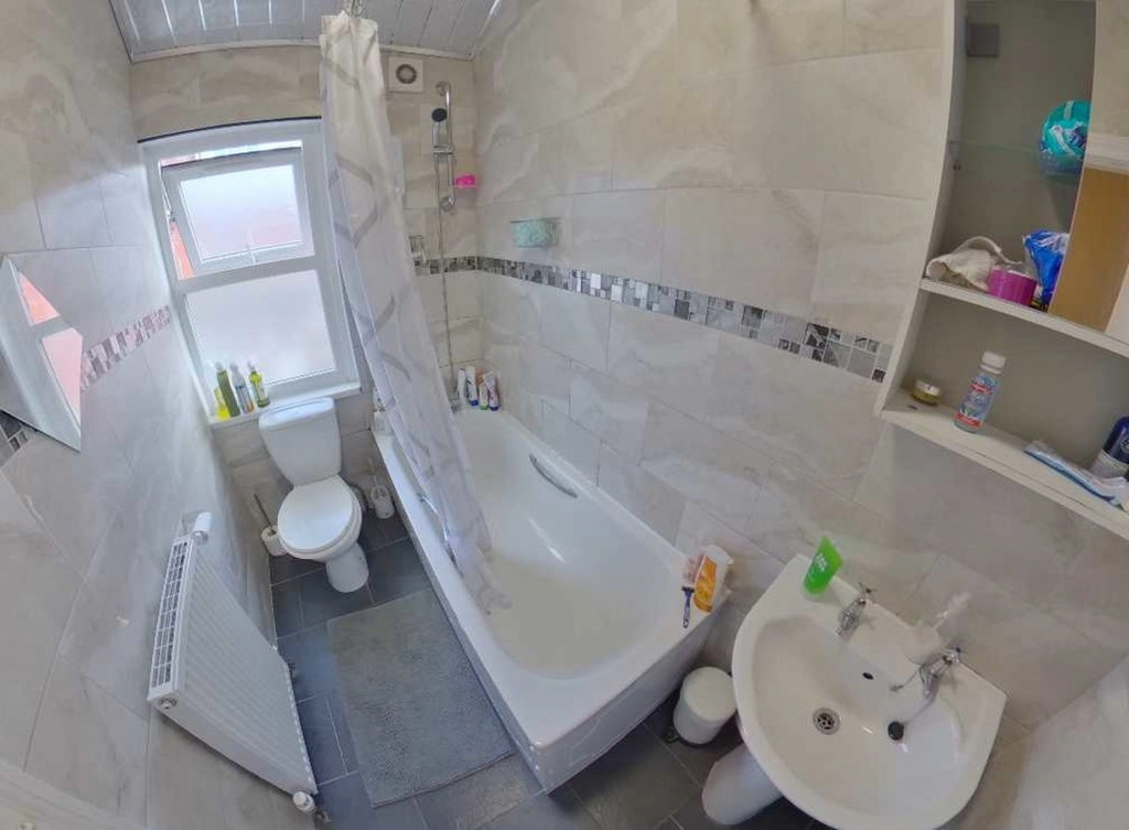 Photo of 6 Bedroom Mid Terraced House in 76 Queens Road, Leeds, LS6 1HU