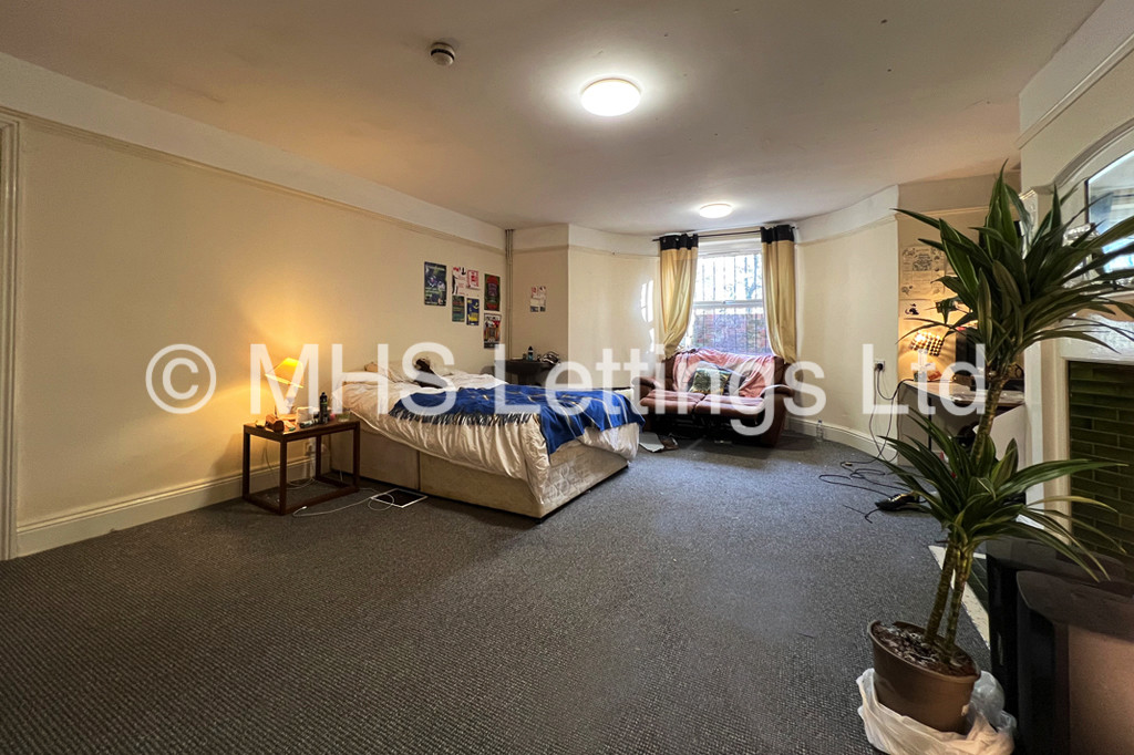Photo of 8 Bedroom Mid Terraced House in 237 Hyde Park Road, Leeds, LS6 1AG