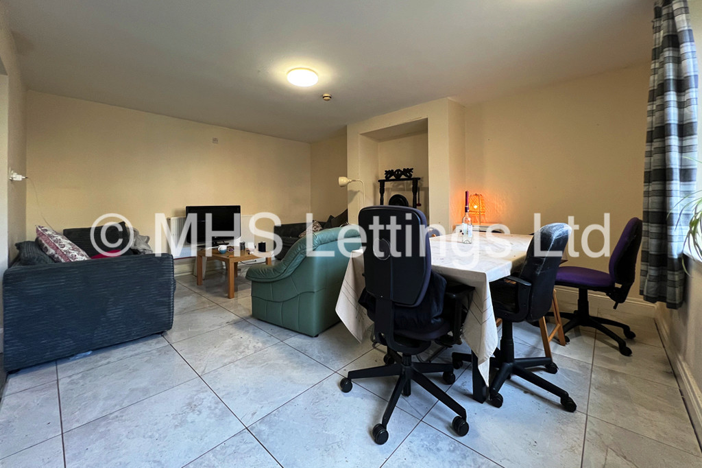 Photo of 8 Bedroom Mid Terraced House in 237 Hyde Park Road, Leeds, LS6 1AG