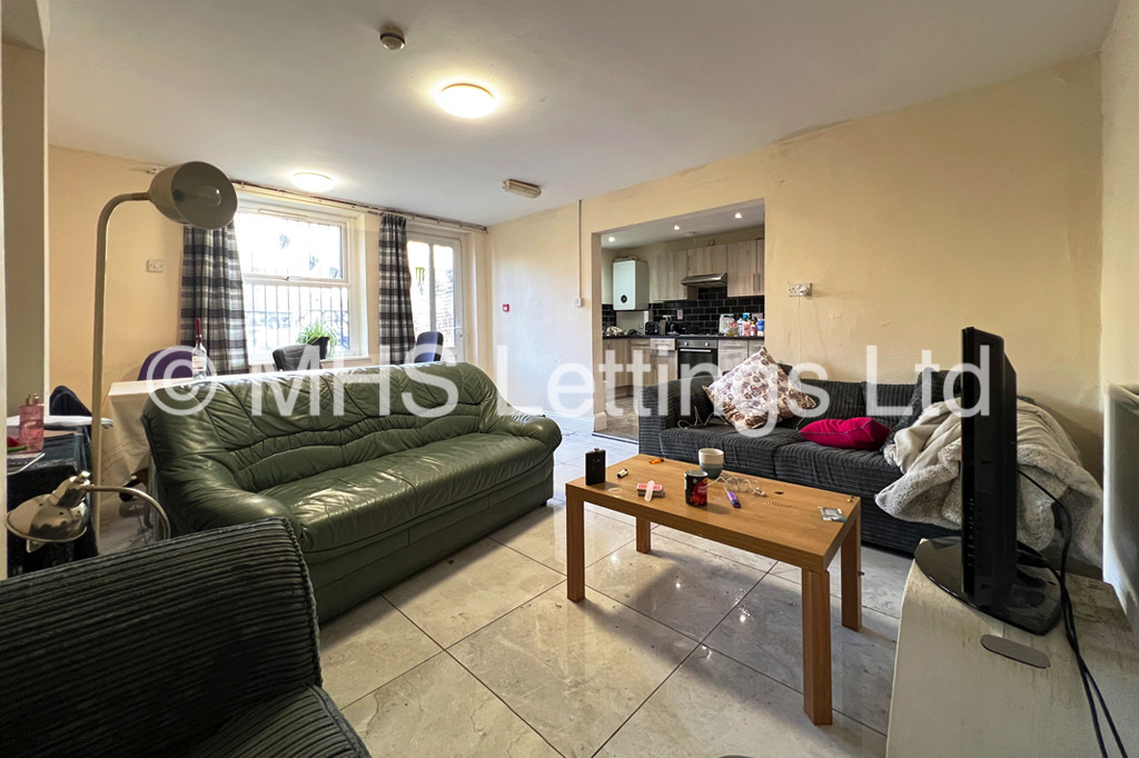 Photo of 8 Bedroom Mid Terraced House in 237 Hyde Park Road, Leeds, LS6 1AG